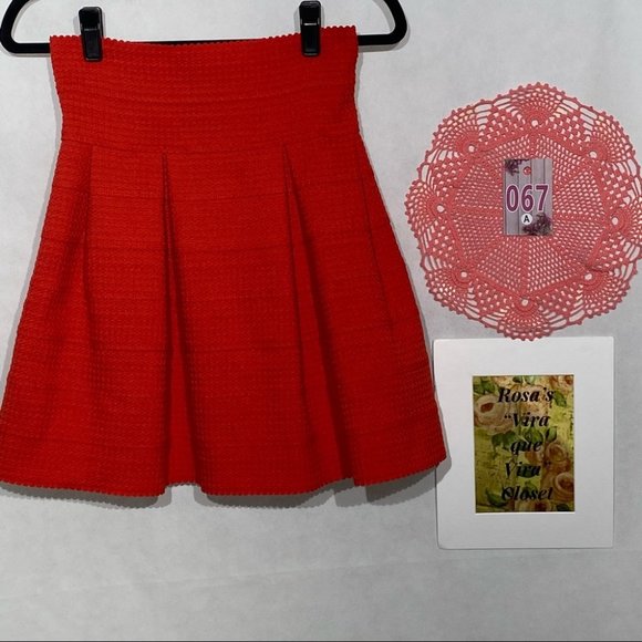 H & M NWT Red Textured Bandage Elastic Waist Flared Skirt w/back Zipper - Picture 3 of 12